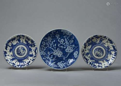 A CHINESE BLUE AND WHITE PRUNUS-ON-CRACKED-ICE DISH, EARLY 20TH C, 25.5CM DIAM AND A PAIR OF