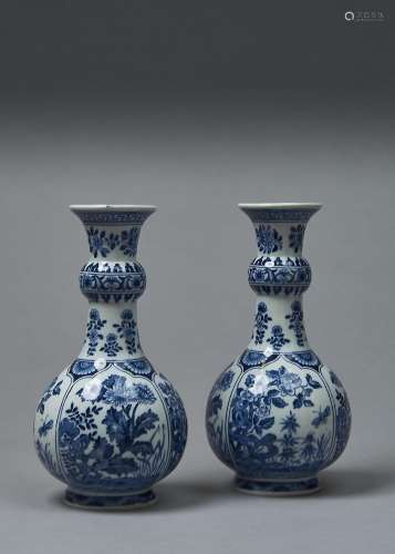 A PAIR OF CHINESE GARLIC NECKED BLUE AND WHITE VASES, 20TH C, IN KANGXI STYLE, THE DECORATION
