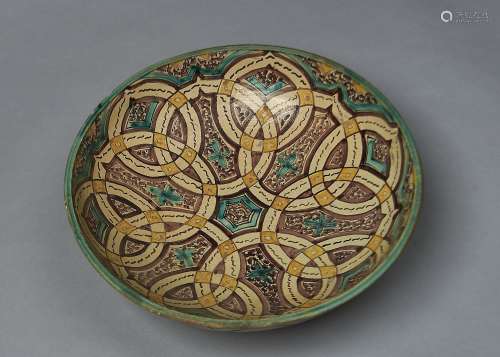 A MULTAN EARTHENWARE BOWL, SINDH, EARLY 20TH C, PAINTED IN THREE COLOURS WITH LINKED CIRCLES AND