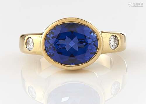 A SYNTHETIC SAPPHIRE RING WITH DIAMOND SHOULDERS, IN 18CT GOLD, CONVENTION MARKED, 11.5G, SIZE L½