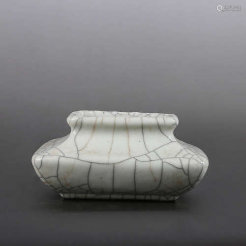 A Ge Glaze Square Porcelain Water Pot