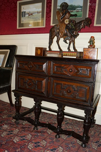 18TH-CENTURY OAK CHEST