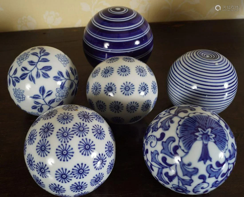 6 BLUE AND WHITE DECORATIVE PAPERWEIGHTS