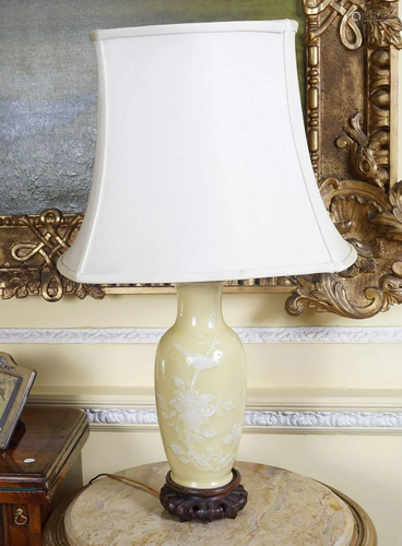 TWO ASSOCIATED CHINESE PORCELAIN TABLE LAMPS