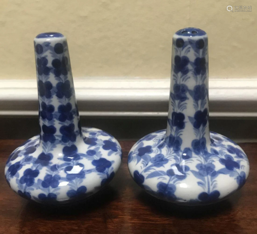PAIR OF BLUE AND WHITE CONDIMENTS