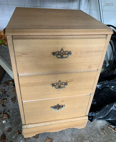 MODERN PINE CHEST