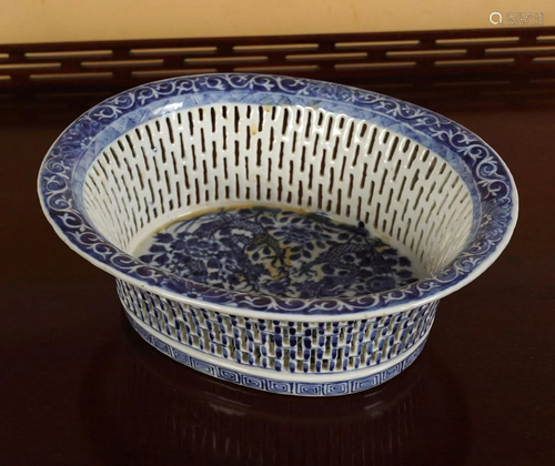 18TH-CENTURY CHINESE BLUE AND WHITE BOWL