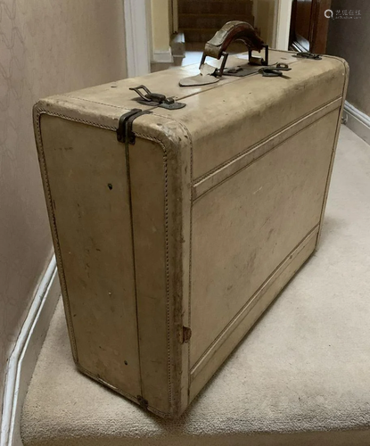 VINTAGE LEATHER SUITCASE