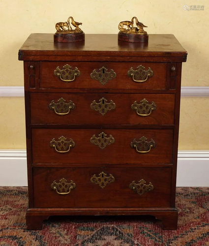 18TH-CENTURY MAHOGANY BACHELOR'S CHEST