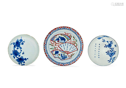 Two blue and white circular serving dishes, one with fruit, one with Chrysanthemum; together with an enameled blue and white serving dish with fans Tianqi/Chongzhen (1621-1644)