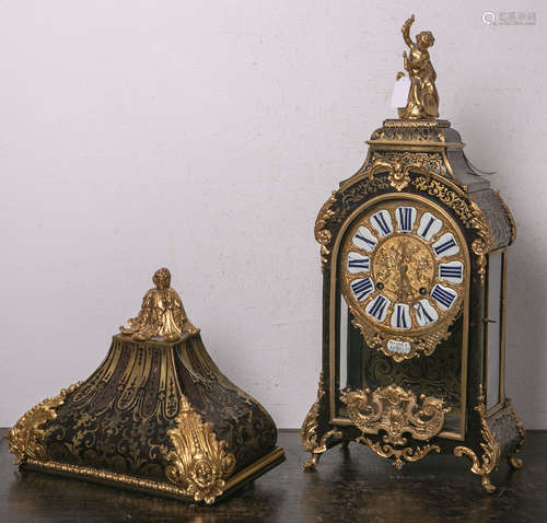 Boulle-Uhr (Frankreich, 18. Jh.), 3-seitig verglastes Holzgehäuse, Schildpatt u. Messing,