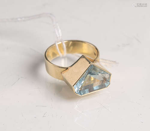 Designerring 585 GG, besetzt wohl m. einem Aquamarin wohl im Trillionschliff, Ringgröße: 53,