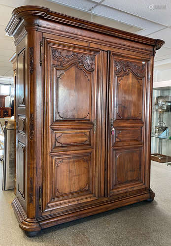 Barocker Dielen- bzw. Hallenschrank (Pfalz, um 1750/60), Nußholz massiv, 2-türig, jede Tür jeweils