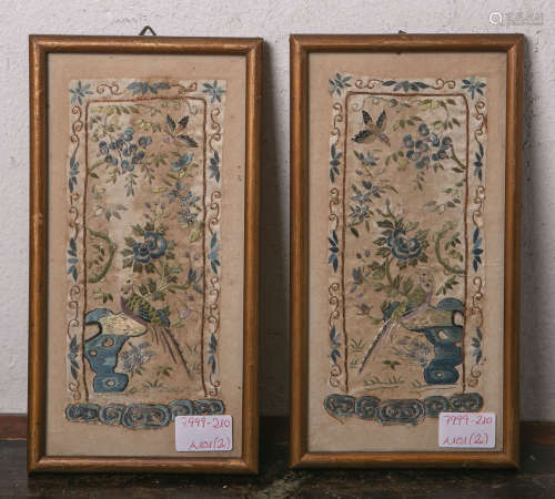 2 feine Stickarbeiten (wohl China 18/ 19. Jh.), Seide, ca. 18 x 8 cm, je hinter Glas gerahmt.