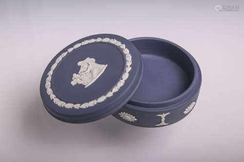 Flache Deckeldose (Wedgwood, England, Pressmarke), Jasperware, aufgelegtes weißes Bisquitporzellan-