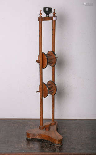 Alter Spulenhalter aus Holz (wohl 19./ 20. Jh.), H. ca. 100 cm. Gebrauchszustand.