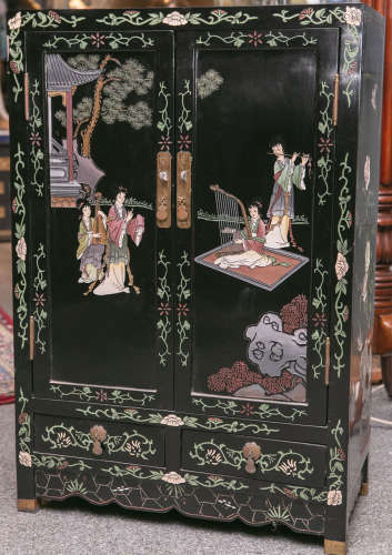 Kl. Beistellschrank (China), Holz, Schwarzlack, allseitig m. polychromen reliefartigen Malereien