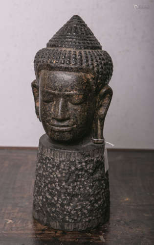 Kopf eines Buddhas (Alter unbekannt), aus schwarzem Stein (wohl Granit), gehauen, Darstellung
