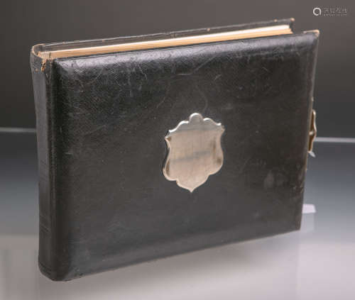 Historisches Fotoalbum (19. Jh.), schwarzer Ledereinband, Vs. m. einer silbernen Wappenkartusche (