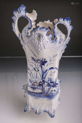 Blumenvase (Jugendstil, um 1900), Keramik, Entw.: Rudolf Eugen Haidinger (Elbogen/Böhmen), floral