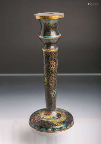 Kerzenleuchter (wohl China), Messing u. Emaille, Cloissonné-Technik m. grünem Drachen, H. ca. 25 cm.