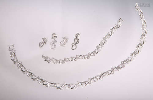 6-teiliges Swarovski-Konvolut, bestehend aus: 2 Paar Ohrringen, 1 Armband u. 1 Collier,