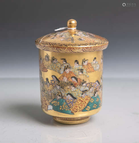 Satsuma-Deckelbecher (Japan, wohl Meiji, um 1900), Porzellan, glockenförmiger Korpus, feine