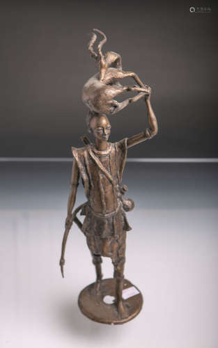 Bronzefigur (wohl Afrika, Alter unbekannt), Jäger m. Pfeil u. Bogen, auf dem Kopf trägt er den