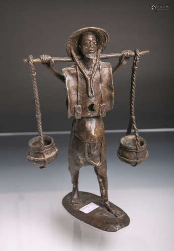 Asiatische Bronzefigur (Alter u. Herkunft unbekannt), Darstellung eines Wasserträgers, Wassereimer