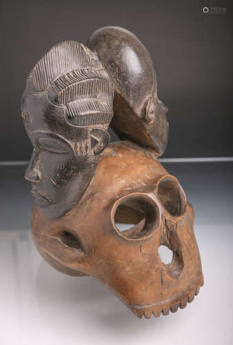 Sehr seltene 3-gesichtige Maske der Baule (Elfenbeinküste, Afrika), symbolisiert die Dualität von