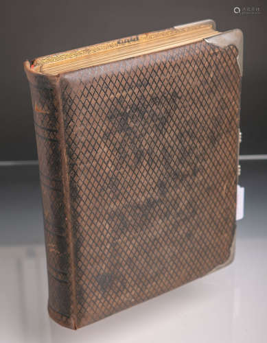 Historisches Fotoalbum (um 1900), Ledereinband m. Prägeoptik (Rauten), Eckschutz aus Metall, innen