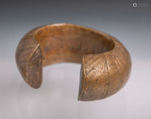 Manille aus Bronze (wohl Afrika, Alter unbekannt), vormünzliches Zahlungsmittel, patiniert, C-förmig