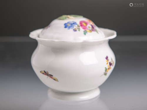 Deckeldose (Meissen, blaue Schwertermarke, Knaufzeit), Blumendekor, ca. 10 cm, Dm. ca. 10,5 cm. 1.