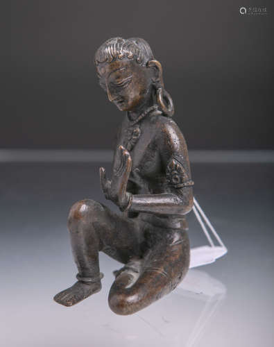 Kniende Tänzerin (China, Meiji-Zeit, Ende 19. Jh.), Bronze patiniert, die li. Hand ist erhoben, m.