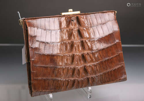 Flache Handtasche aus edlen Krokodilleder (wohl 1920/30er Jahre), Trageriemen anbei, ca. 24 x 18 cm.