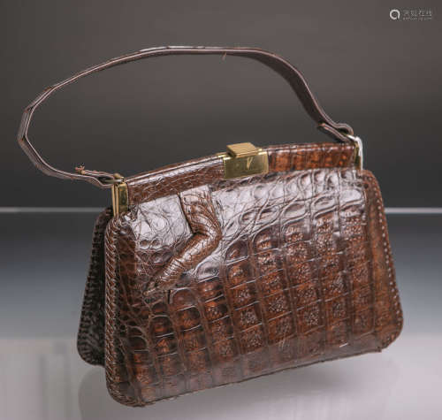 Elegante Damenhandtasche aus feinem Krokodilleder (wohl 1940/50er Jahre), ca. 20 x 27 cm. Altersgem.