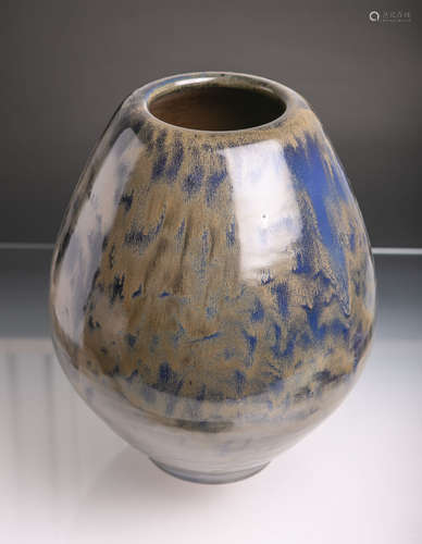 Bodenvase (wohl 19. Jh.), Entw. u. Ausführung: Elfried Balzar Kopp, blaue Lasur, Goldstaffage,