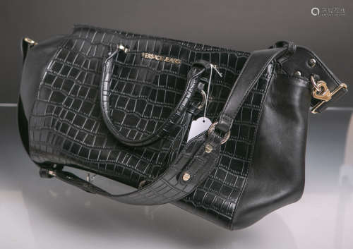 Damenhandtasche von Versace Jeans, schwarz, in Krokodillederoptik, Beschläge aus vergoldetem Metall,