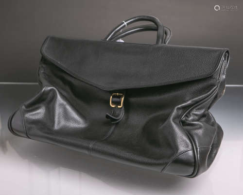 Handtasche von Longchamp, schwarzes Leder, m. goldener Magnetschließe, 1 gr. Fach, innen 1x kl.