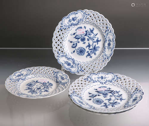 Kl. Teller (Meissen, blaue Schwertermarke), 3x 19. Jh., 2x 20. Jh., Fahne jeweils gitterartig