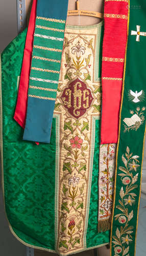 Konvolut von liturgischer Kleidung (Alter u. Herkunft unbekannt), bestehend aus: 1x Messgewand u. 4x