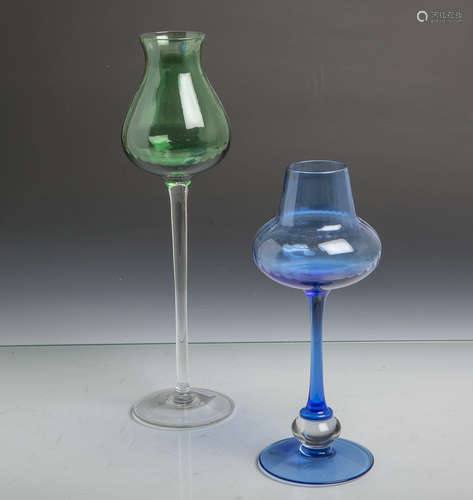 2 Glasvasen in Zwiebelform in grün u. blau (Alter u. Herkunft unbekannt), H. ca. 31 u. 23 cm.