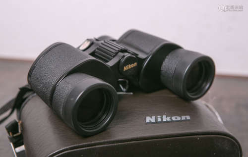 Fernglas von Nikon, 8 x 35, 8,2 Wide Field, m. passendem Lederetui. Guter Zustand.