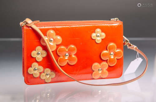 Kl. Tasche von Louis Vuitton, orangenes Lackleder m. aufgenieteten Lederblüten, ca. 12,5 x 20,5
