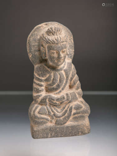 Sitzender Buddha (wohl Afghanistan, Alter unbekannt), Steinfigur, ca. 16 x 9 x 5 cm.