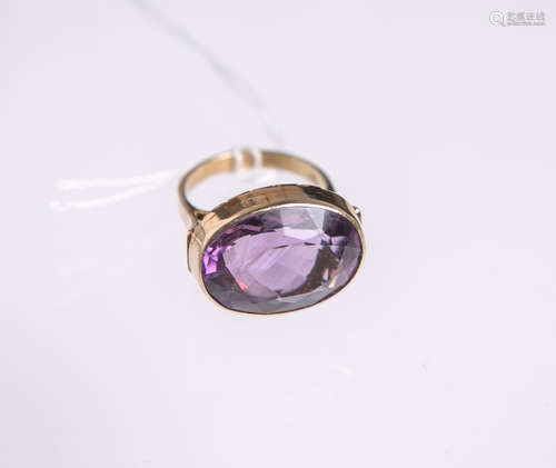 Damenring 585 GG (wohl 1940/50er Jahre), besetzt wohl m. einem Amethyst im Ovalschliff, ca. 19 x