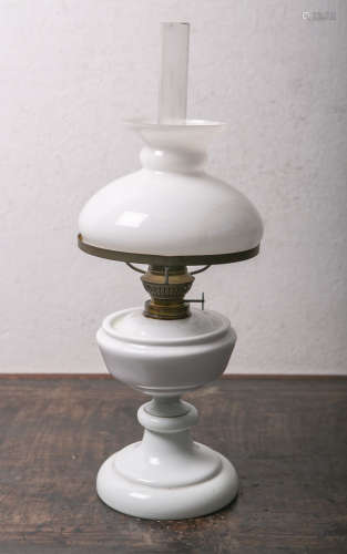 Biedermeier-Petroleumlampe (um 1850), aus weißem Opalinglas geblasener stark profilierter Schaft