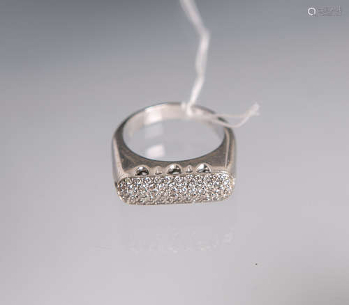 Ring 750 WG, besetzt m. 58 kl. Brillanten von zus. ca. 0.75 ct in hohem Farb- u. Reinheitsgrad,