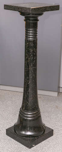 Elegante Säule aus schwarzem Marmor (um 1900), Standfläche oben drehbar u. abnehmbar, H. ca. 112 cm.