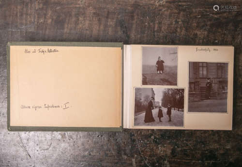 Altes Reisealbum (um 1900), ca. 78 Fotoaufnahmen von Wiesbaden, Mainz etc., innenseitig bez. 
